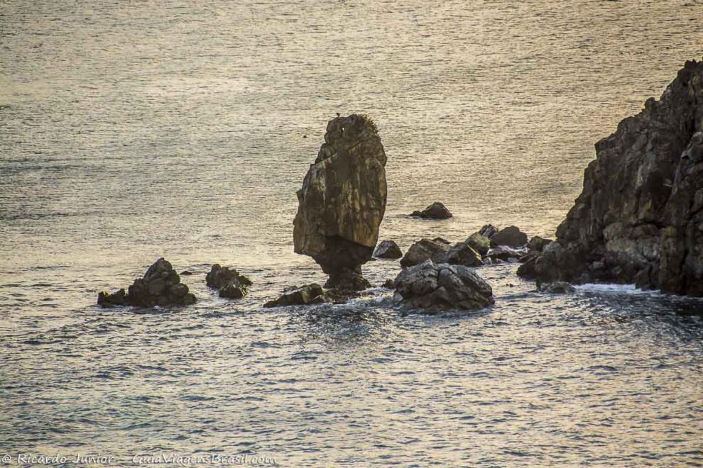 Imagem das pedras em alto mar de Fernando.
